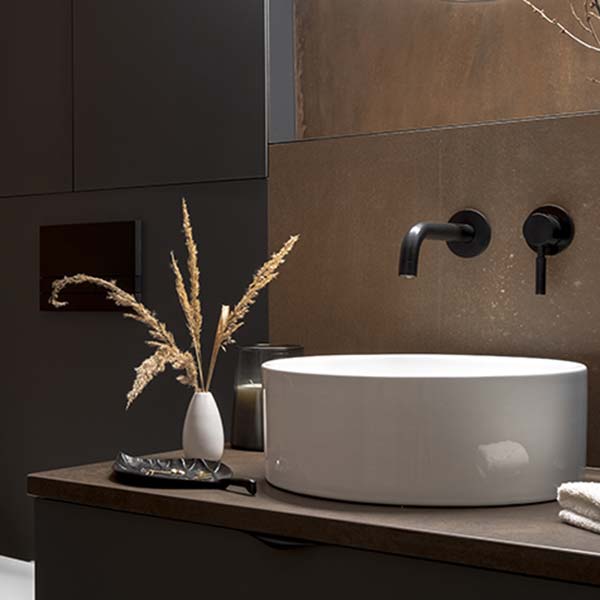Elegantes, modernes Badezimmer mit freistehender Badewanne
