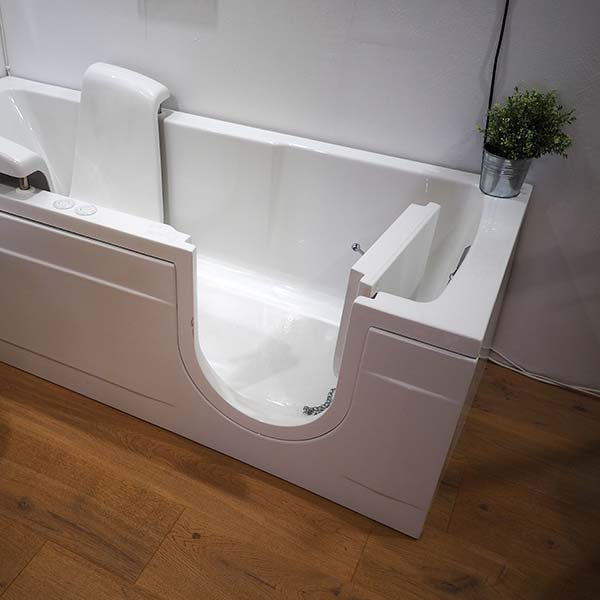 Barrierefreie Badewanne mit geöffneter Tür