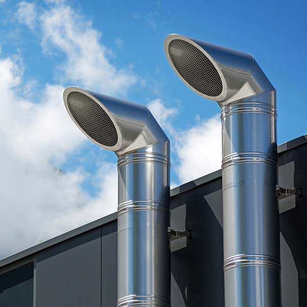 Industrieanlage mit moderner Heizungs- und Lüftungstechnik