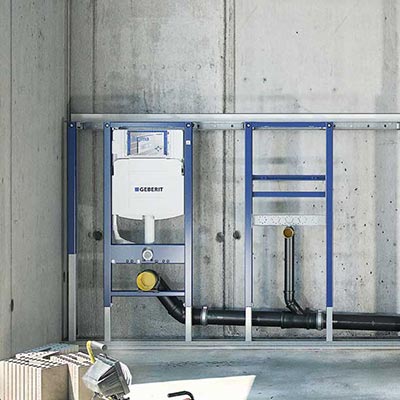 Sanitärinstallation mit Rohren und Vorwandinstallation