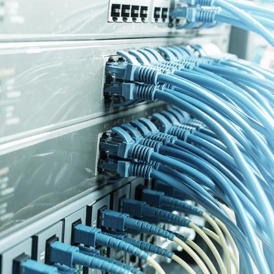 Intelligente Steuerungs- und Regelungstechnik mit Kabeln und Patchfeld