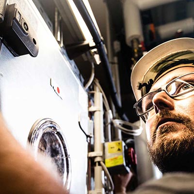 Installateur bei der Wartung